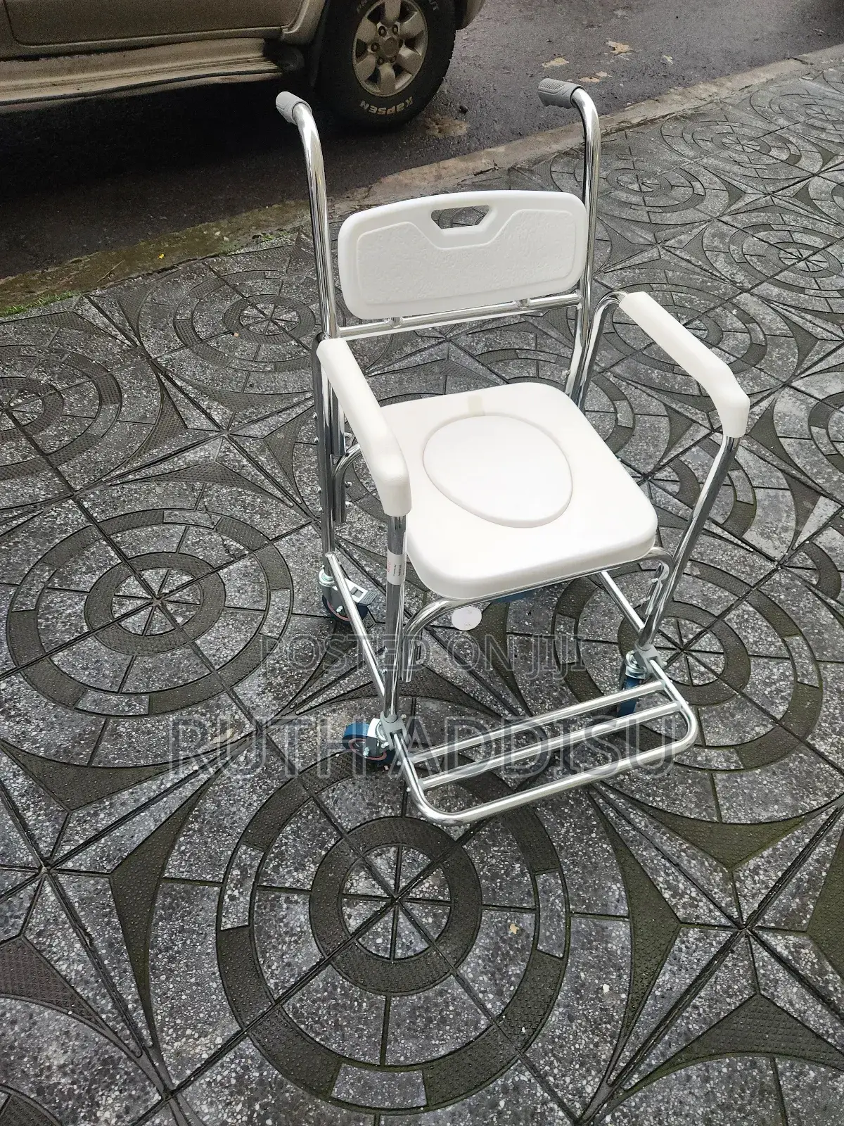 White Neat Wheelchair𡯁延commode Wheelchair建了wheelchair With Popo New