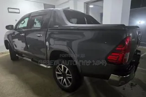 Photo - Toyota Hilux 2018 Silver