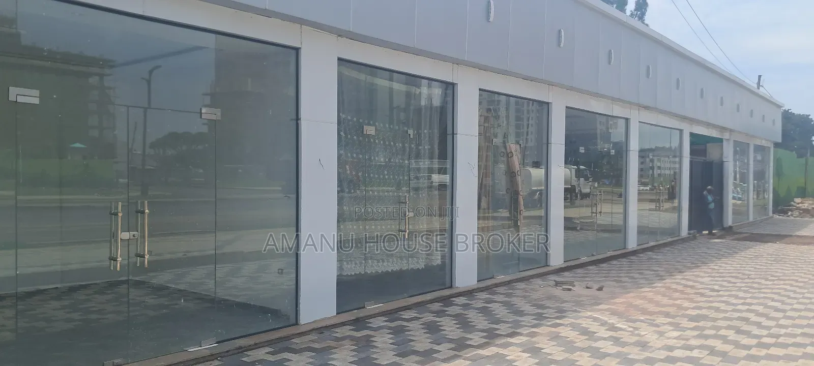 Urgently Available for Rent, Ground Floor, Main Road, for Showroom.