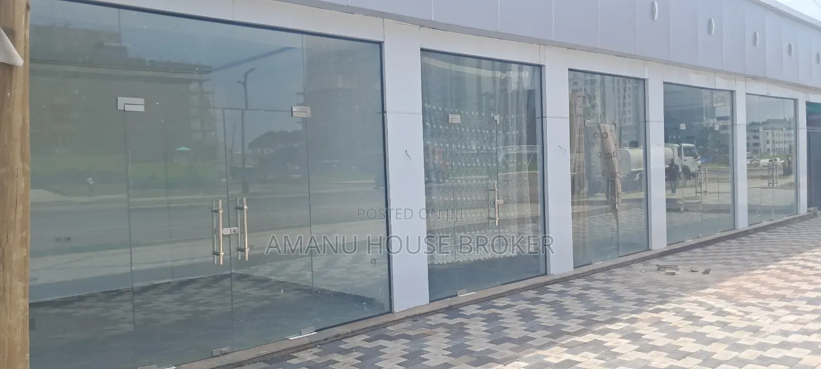Urgently Available for Rent, Ground Floor, Main Road, for Showroom.