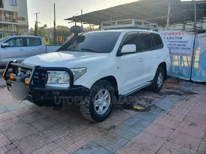 Toyota Land Cruiser 2010 White