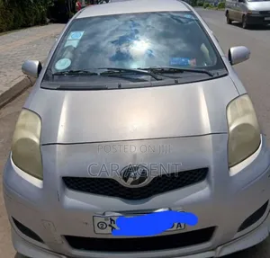 Photo - Toyota Yaris 2010 Silver