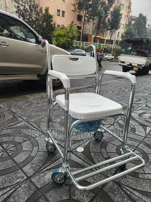 Photo - Commode Wheelchair痛批toilet Wheelchair丸及commode Wheelchair壓制wheelchair