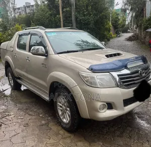 Photo - Toyota Hilux 2015 Gold