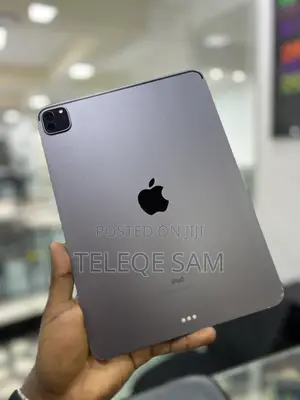 Photo - Apple iPad Pro (2022) 128 GB Gray