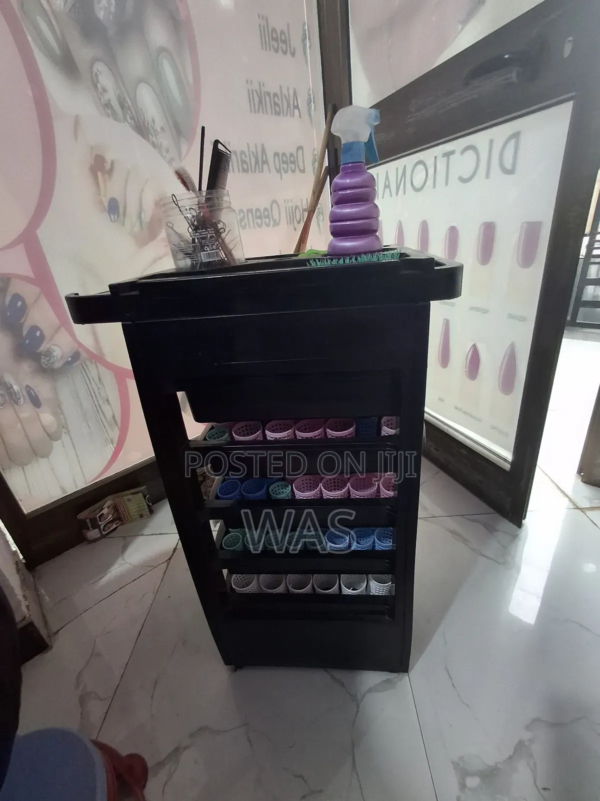 Second Hand Women Beuty Saloon