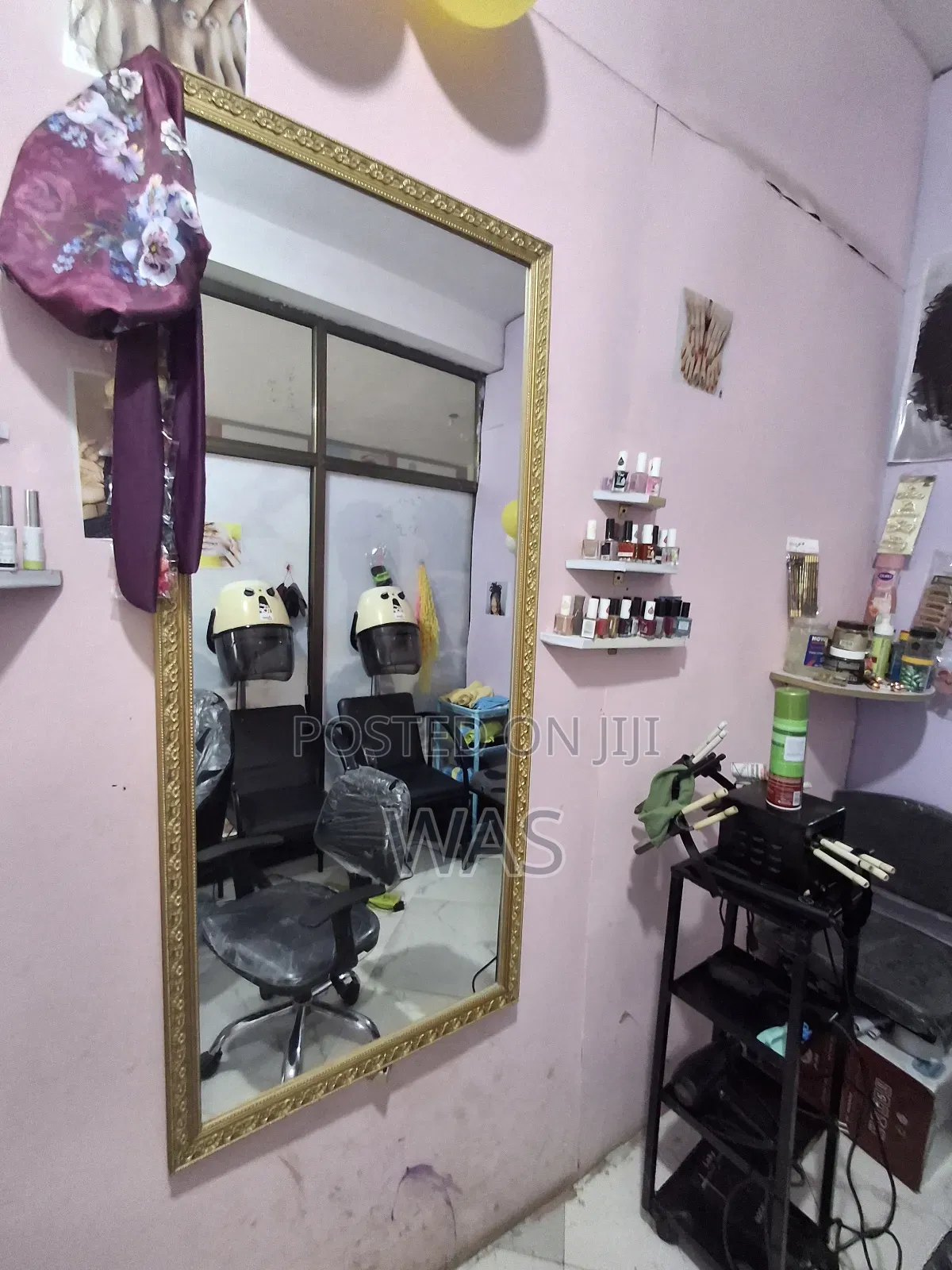 Second Hand Women Beuty Saloon