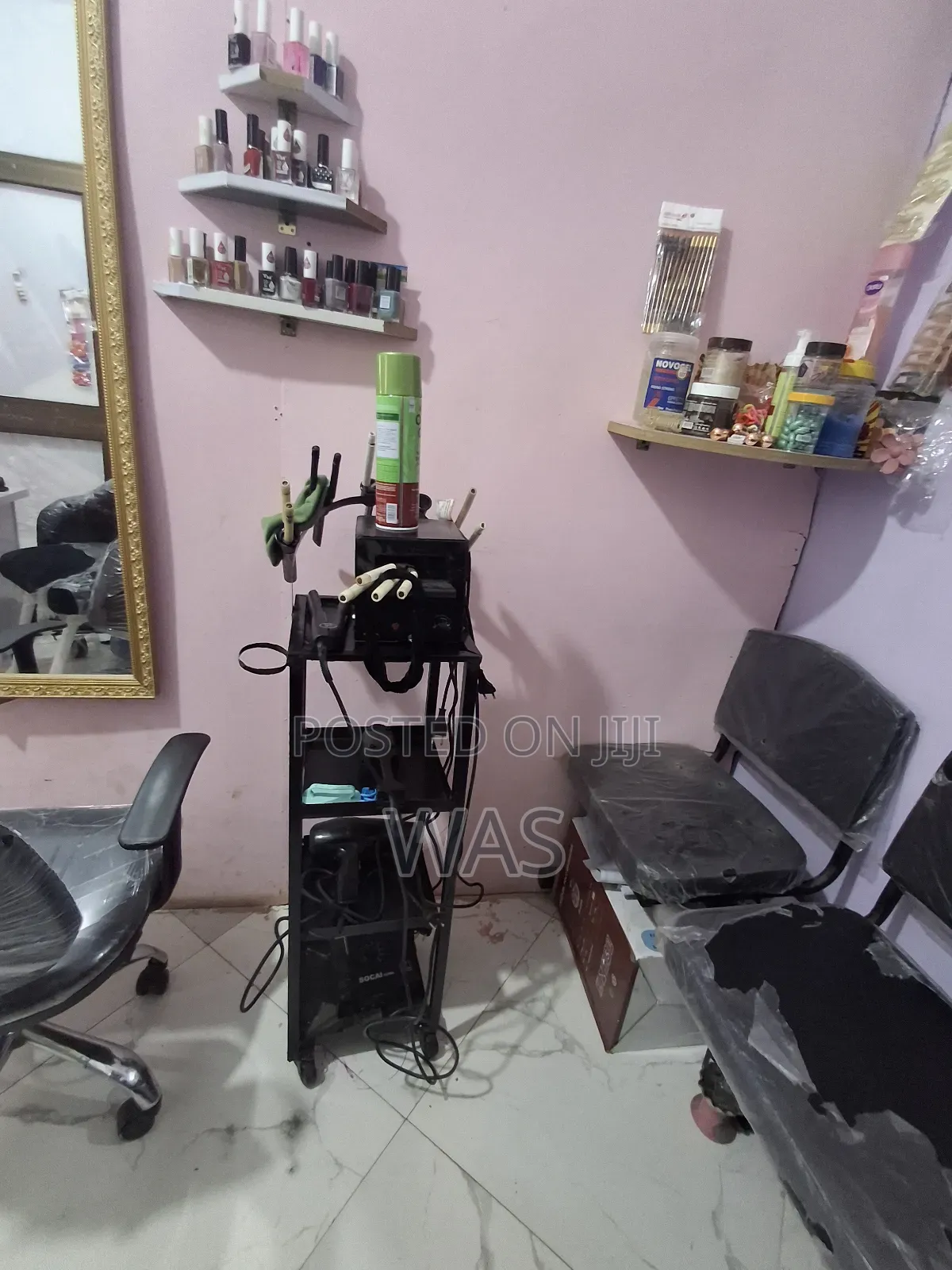 Second Hand Women Beuty Saloon