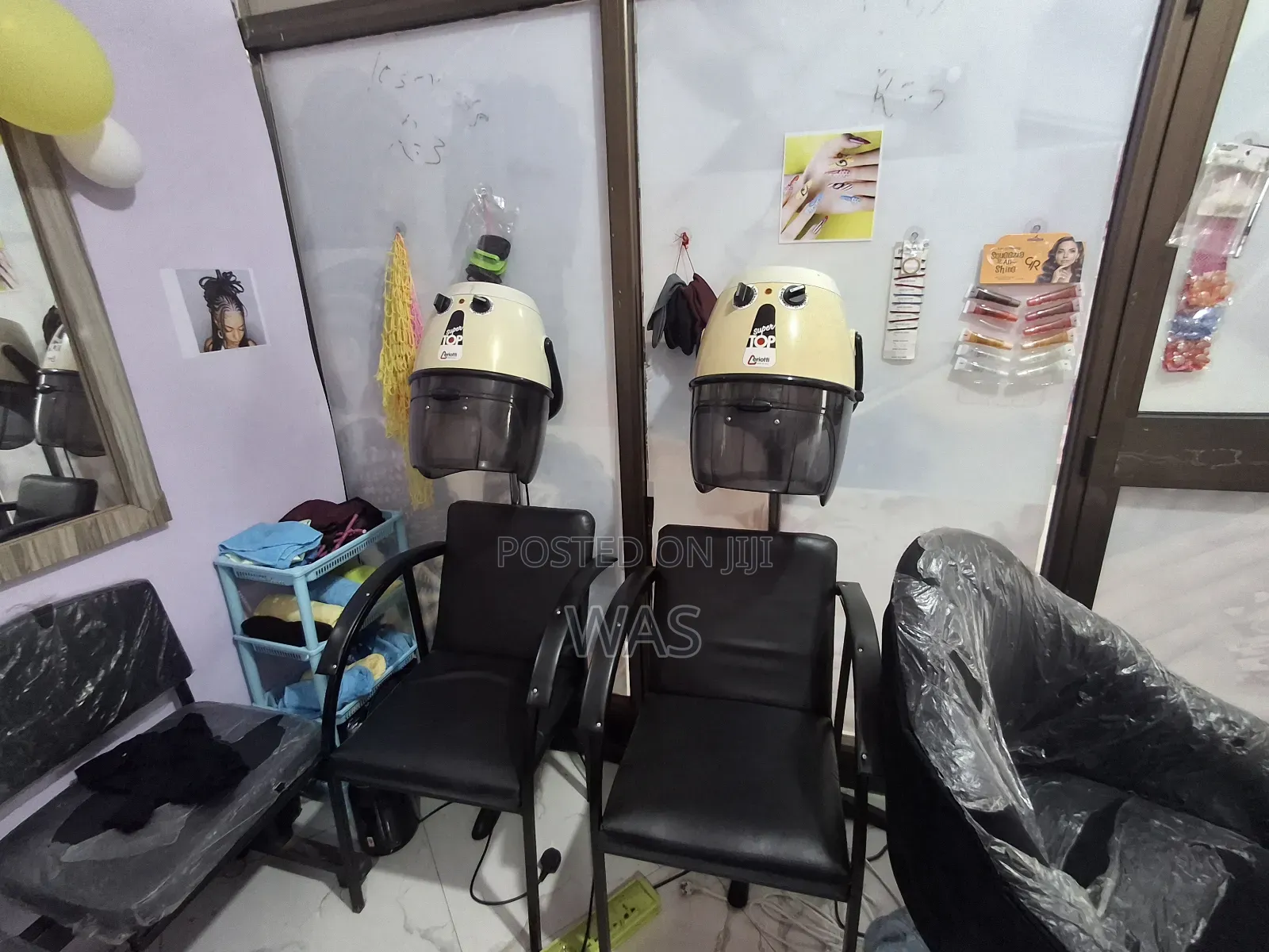 Second Hand Women Beuty Saloon