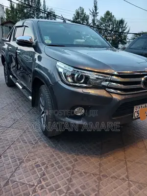 Photo - Toyota Hilux 2018 Gray