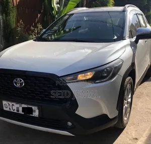 Photo - Toyota Corolla Cross 2023 White