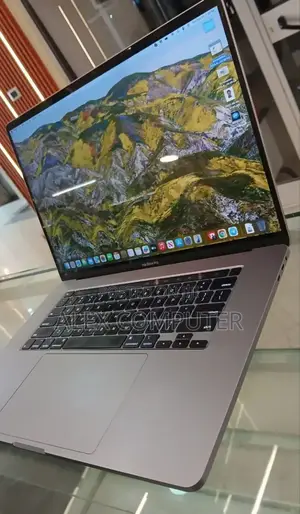 New Laptop Apple MacBook Pro 2017 16GB Intel Core I7 SSD 512GB