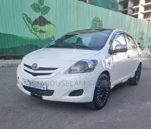 Photo - Toyota Yaris 2010 White