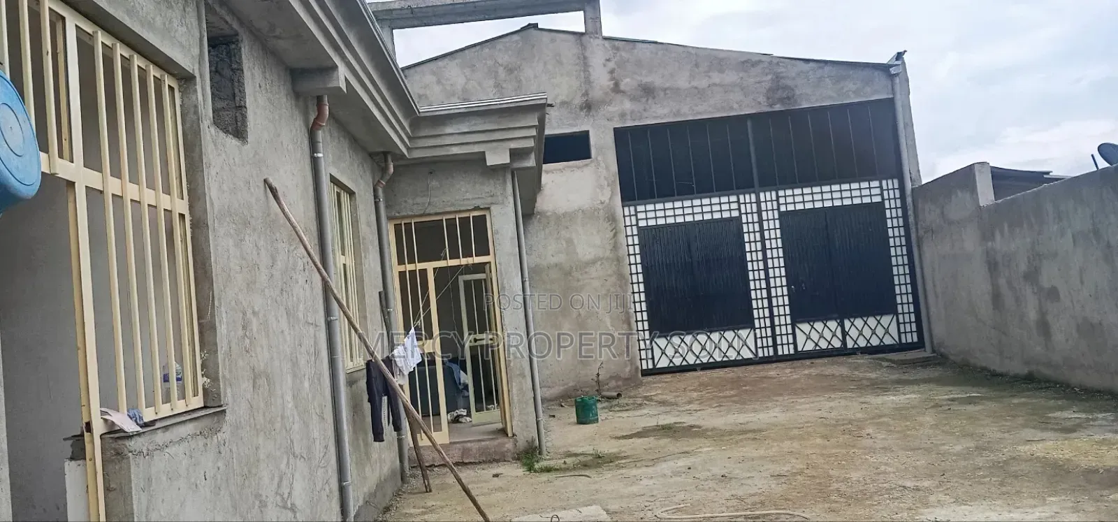 የሚከራይ መጋዘን አያት አከባቢ በቂ ቢሮ ጋር Warehouse for Rent in Ayat Addis Ababa