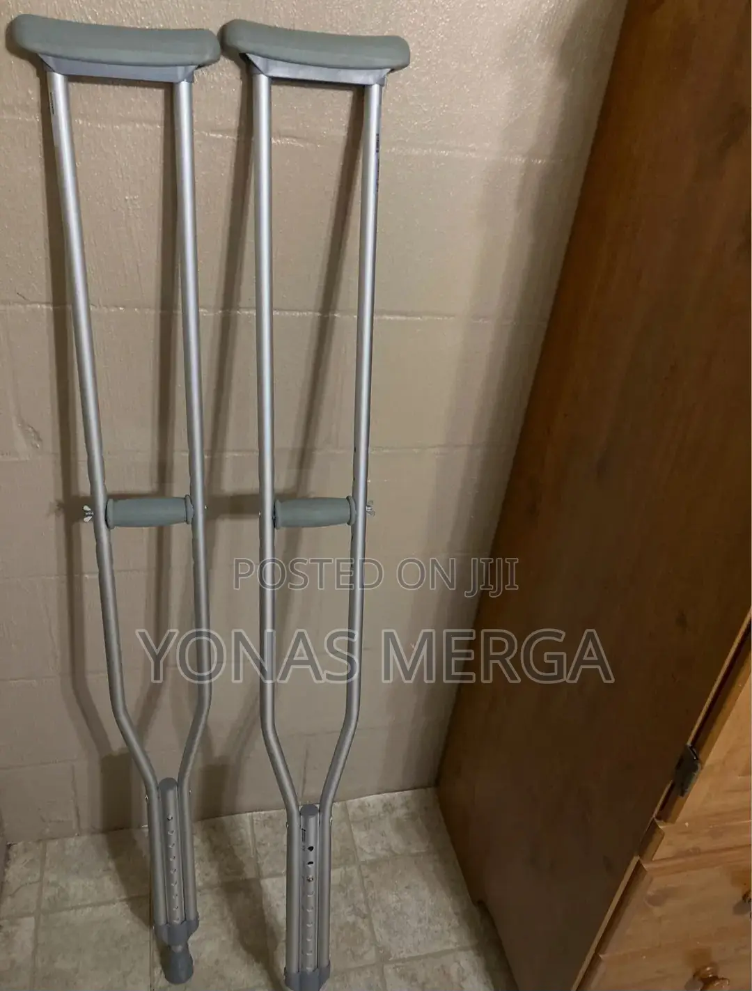 Axillary Crutches/Individuals With Lower Body Injuries or Disabilities