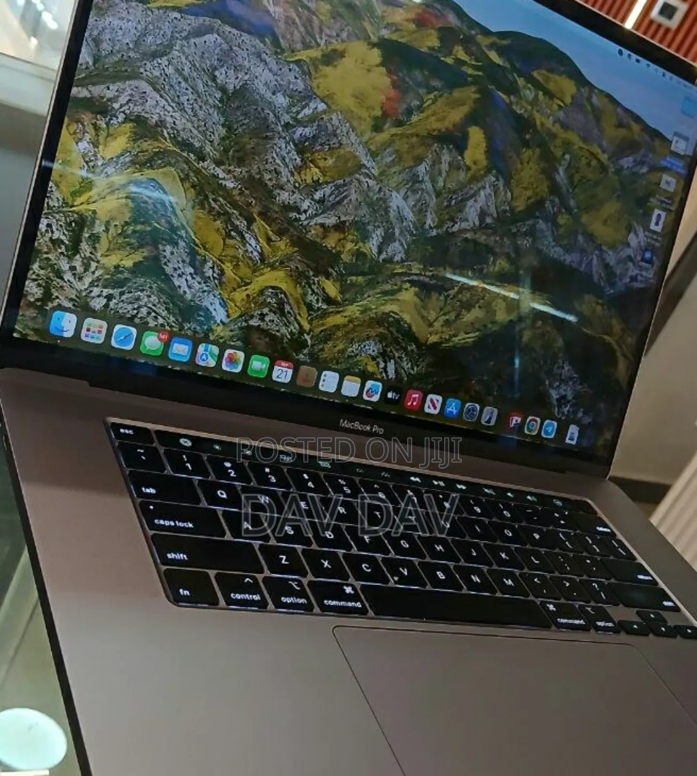 New Laptop Apple MacBook Pro 2019 16GB Intel Core I7 SSD 512GB