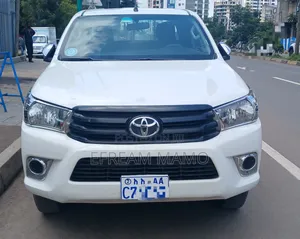 Photo - Toyota Hilux 2017 White