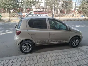 Photo - Toyota Vitz 2003 Gold