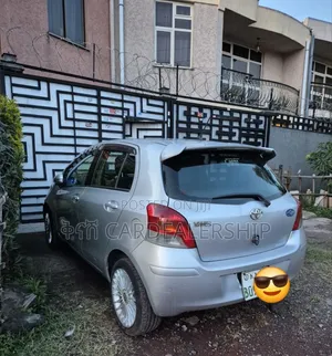 Toyota Yaris Base Hatchback 5dr 2010 Silver