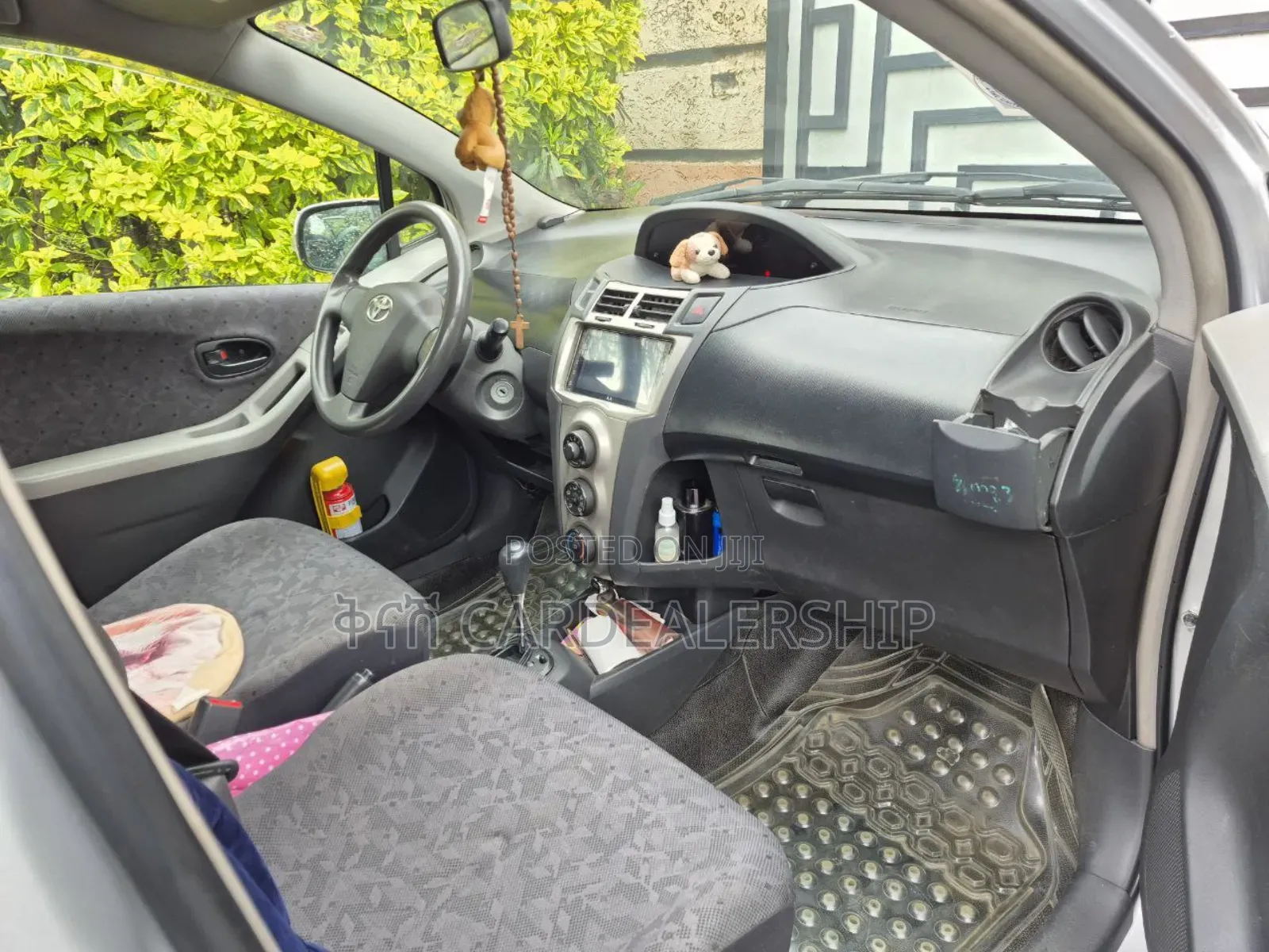 Toyota Yaris Base Hatchback 5dr 2010 Silver