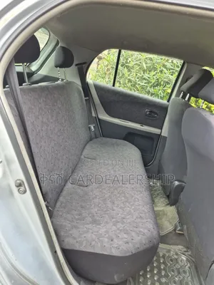 Toyota Yaris Base Hatchback 5dr 2010 Silver