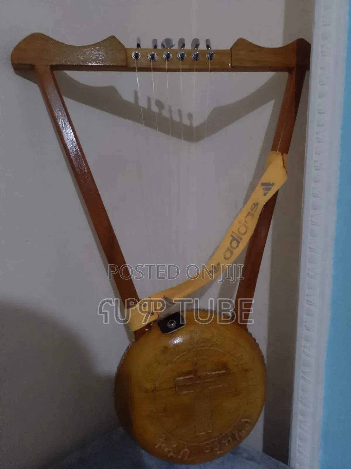 6 ስትሪንግ ያለው ክራር