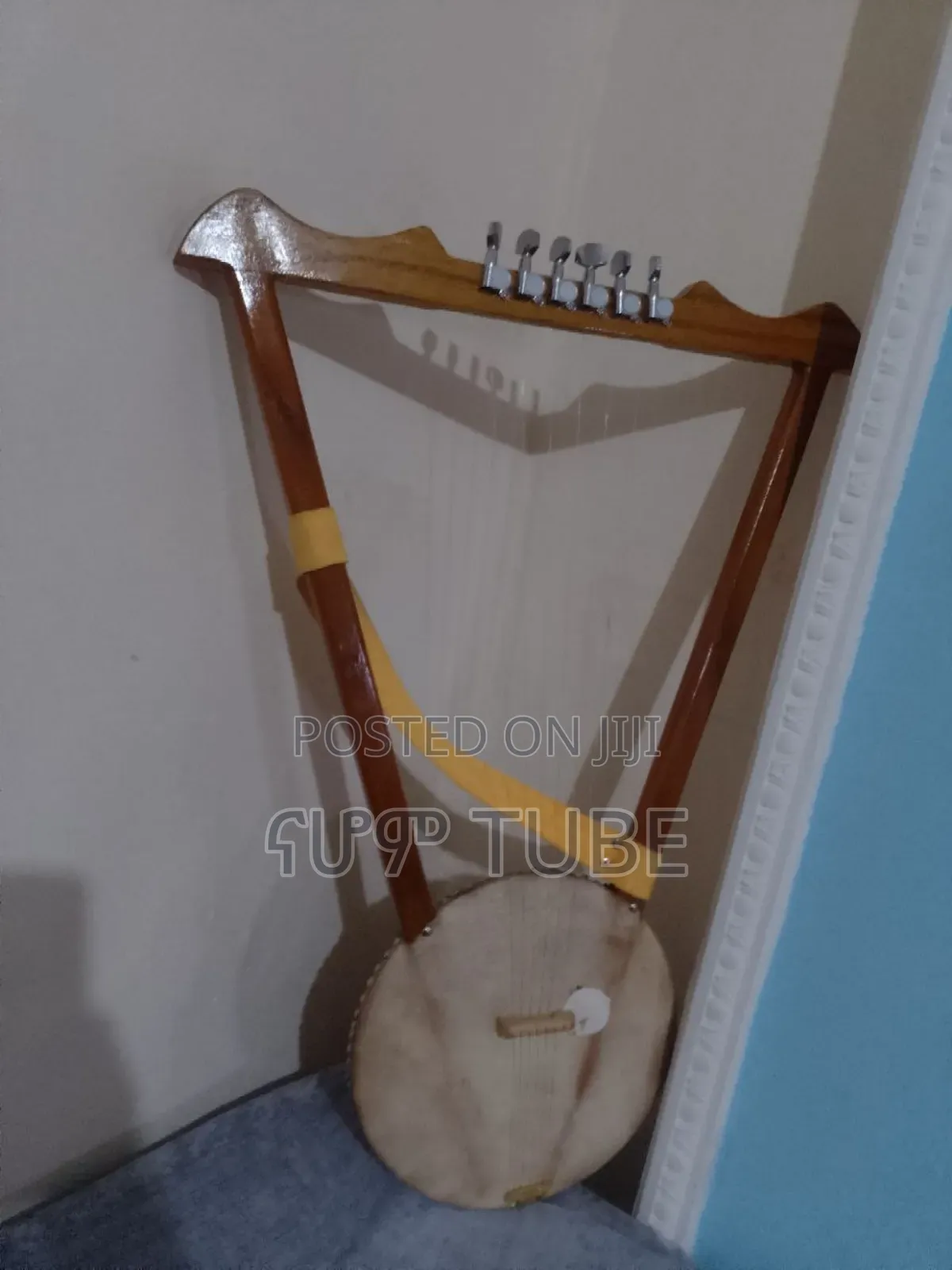 6 ስትሪንግ ያለው ክራር