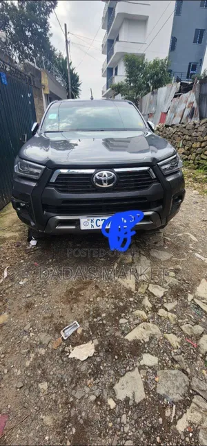 Photo - Toyota Hilux 2022 Gray