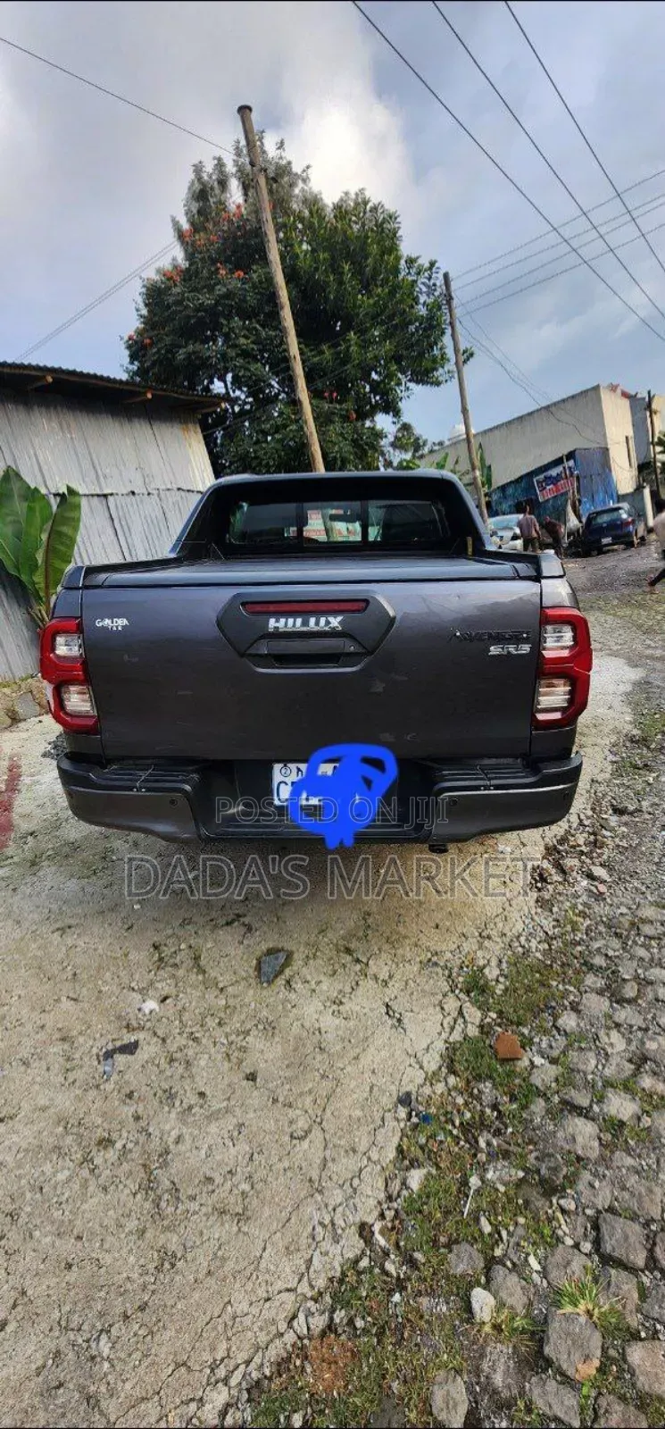 Toyota Hilux 2022 Gray