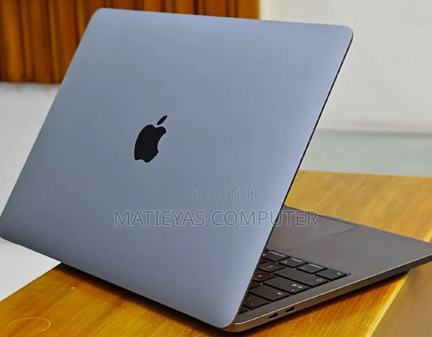 New Laptop Apple MacBook Pro 2020 M1 8GB Intel Core I5 SSD 256GB