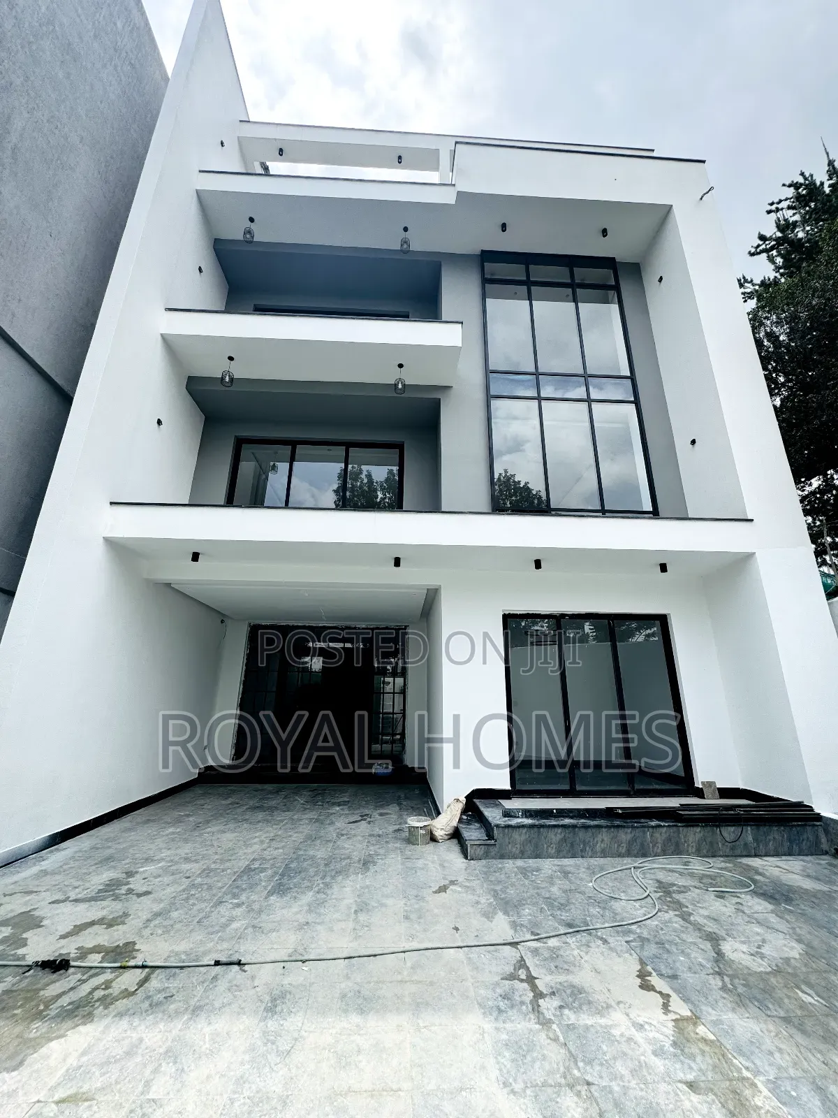 Furnished 8bdrm House in Bole for sale