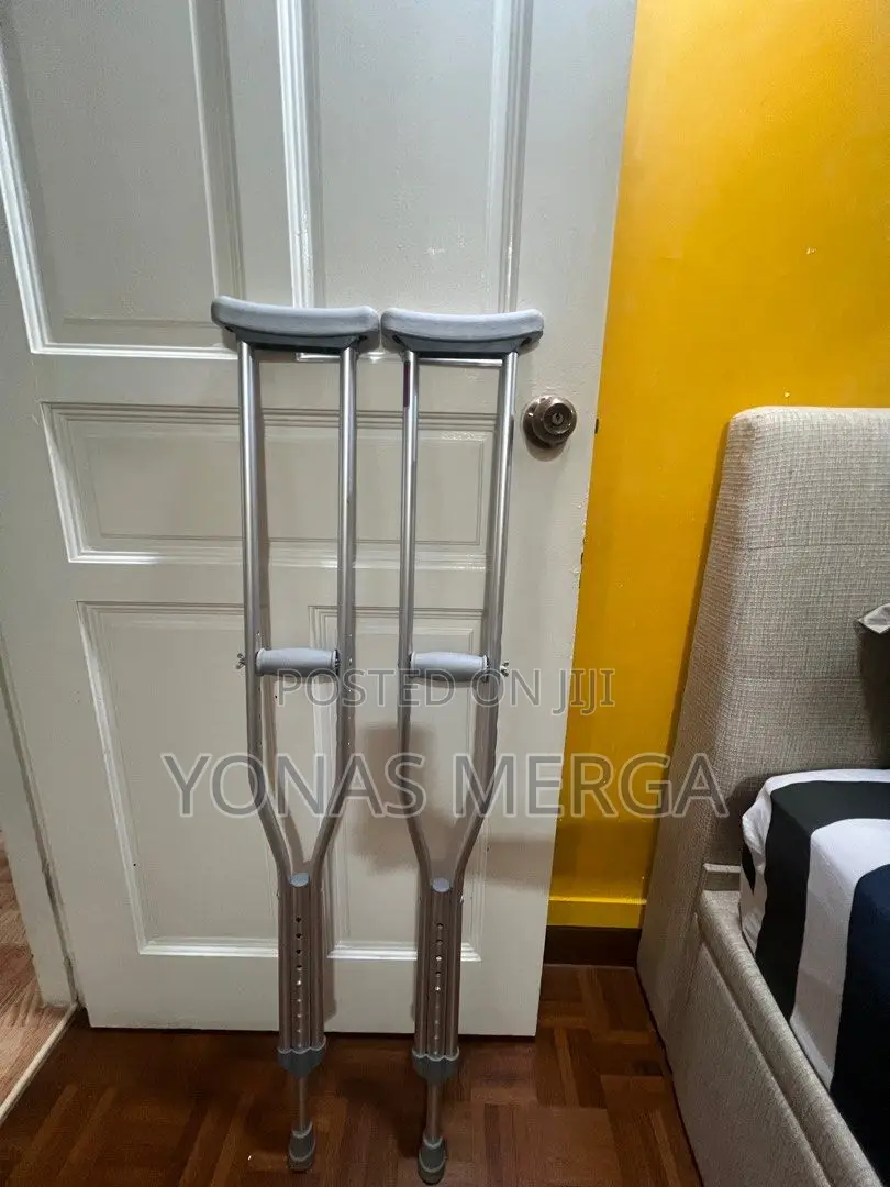 Crutches辟፬crutches\\Under Arm Crutch Comes With a Layer of Rubber Pad