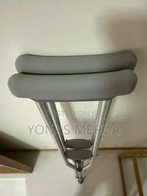 Axillary Crutches臨√Crutches\\Confidence While Using the Stick