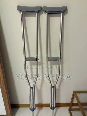 Photo - Axillary Crutches臨√Crutches\\Confidence While Using the Stick