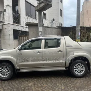 Photo - Toyota Hilux 2015 Gray