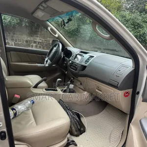 Toyota Hilux 2015 Gray