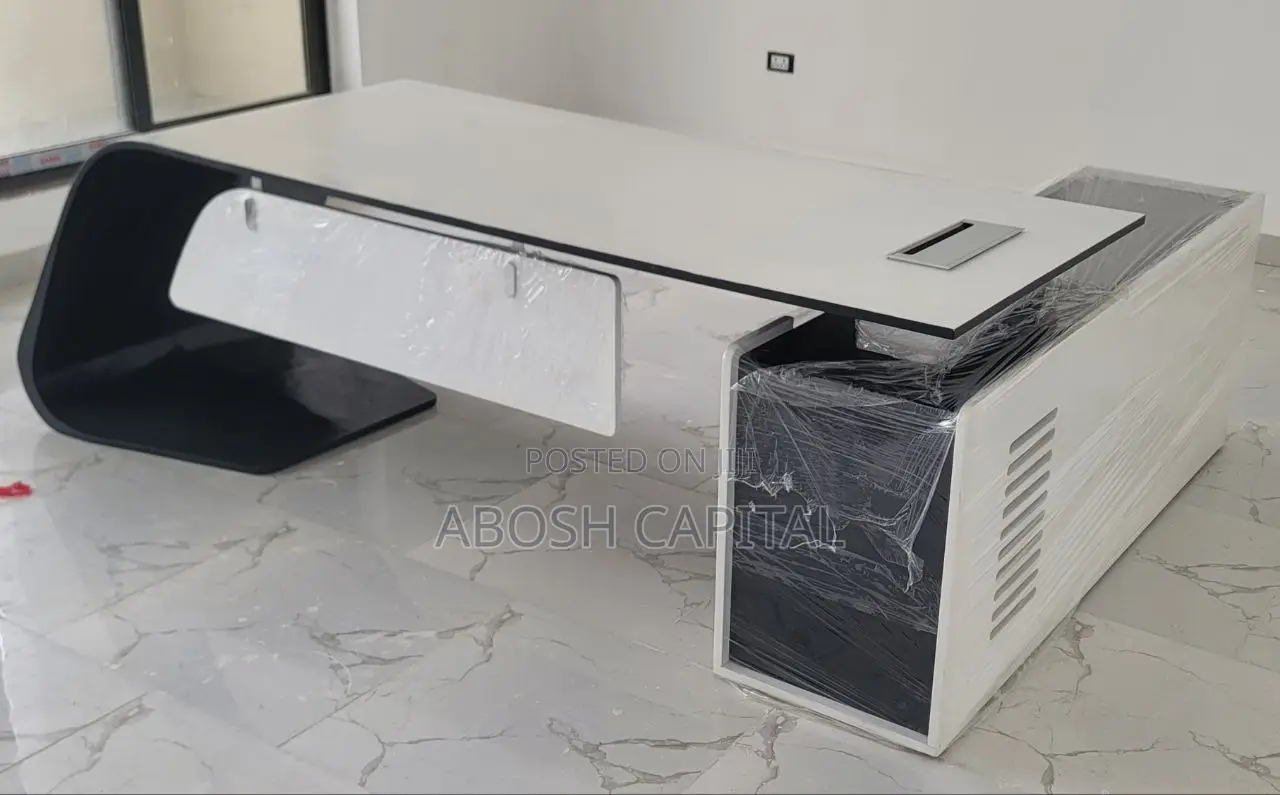 Bgatti Managerial Table