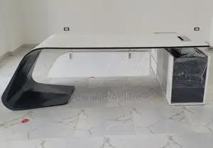 Bgatti Managerial Table