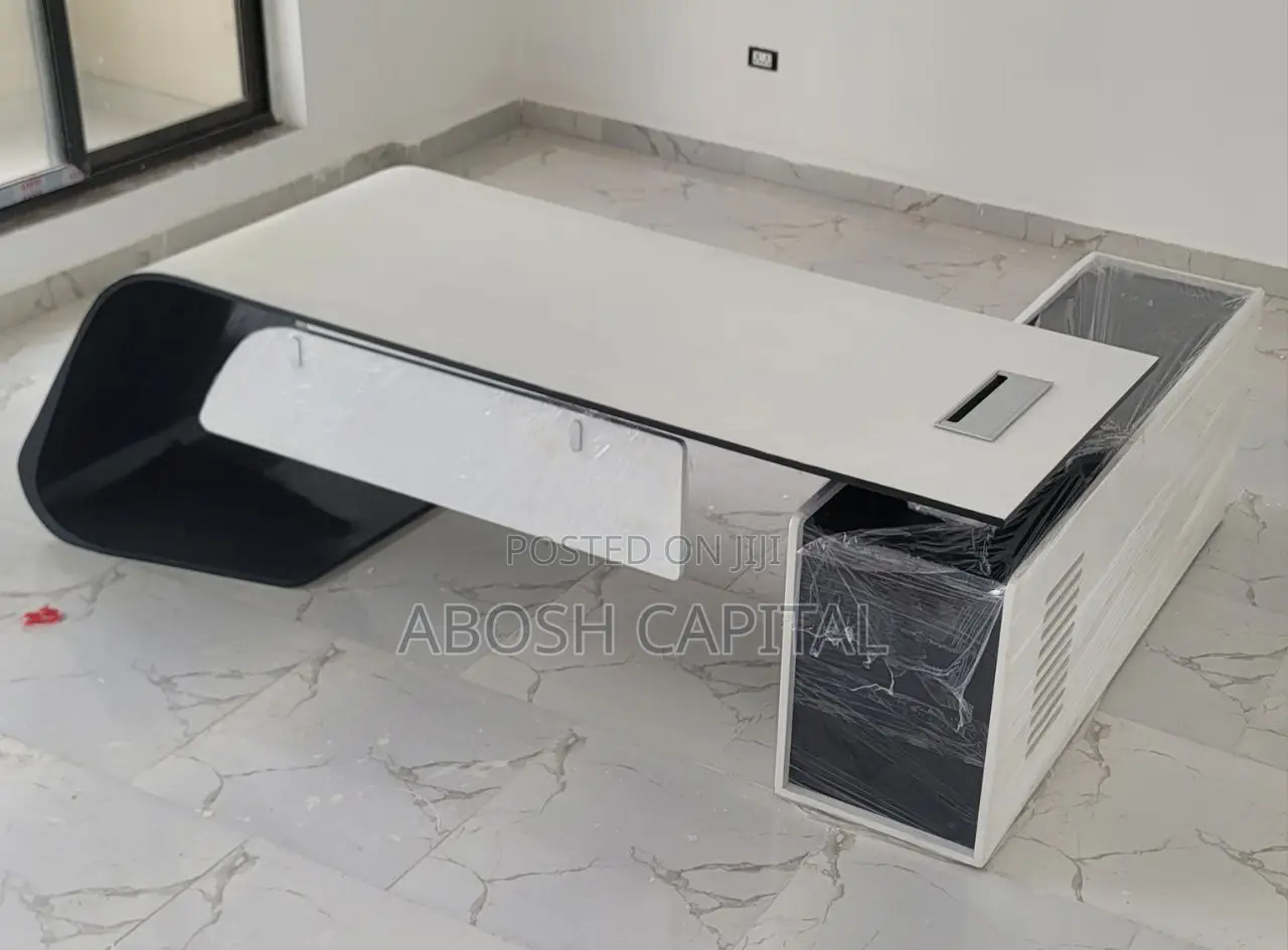 Bgatti Managerial Table