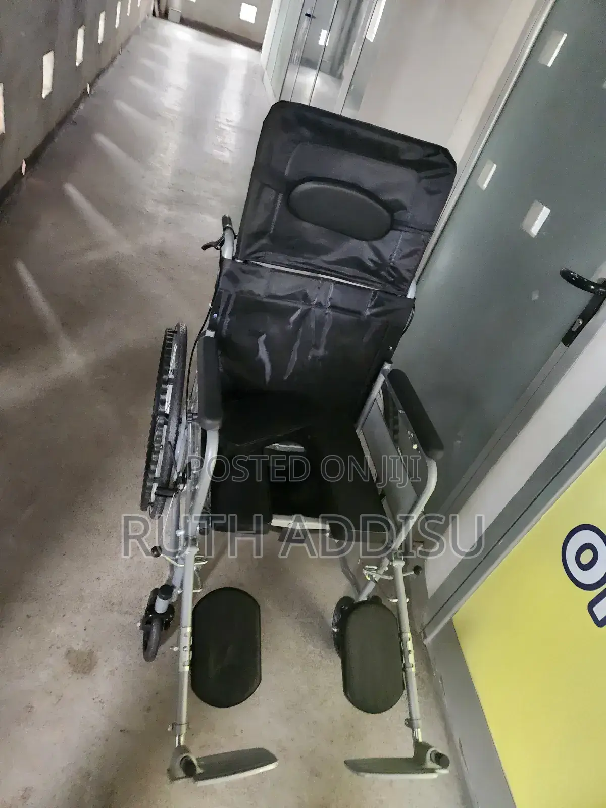 Toilet Wheelchairwheelchair ባለ ፖፖ ትንንሽ ጎማ ያለው Wheelchair