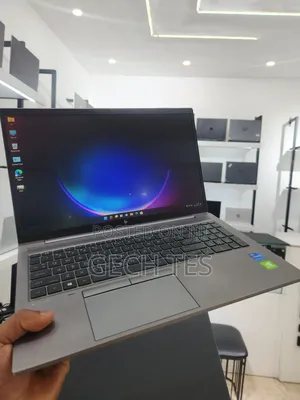 New Laptop HP ZBook Firefly G8 16GB Intel Core I7 SSD 1T