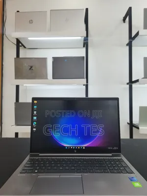 New Laptop HP ZBook Firefly G8 16GB Intel Core I7 SSD 1T