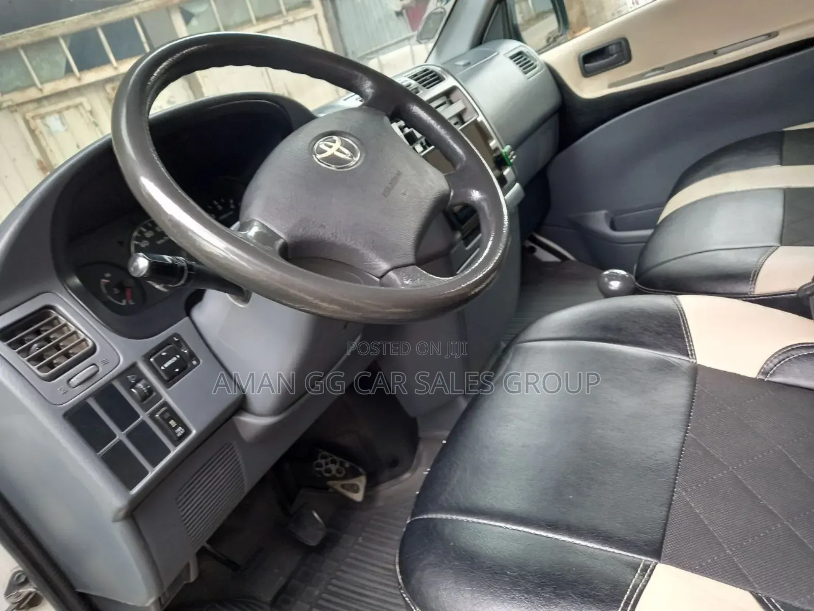 Toyota HiAce 2011 White