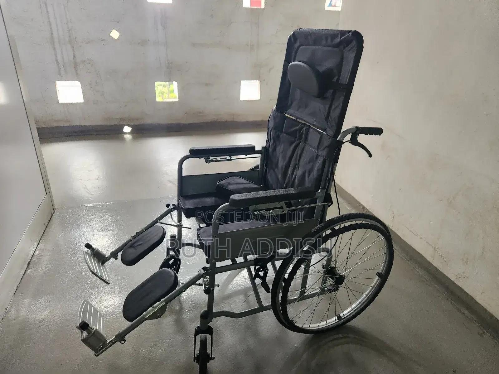 Wheelchair轟炸commode Wheelchair戴孝wheelchair隨著wheelchair Toilet知名calf