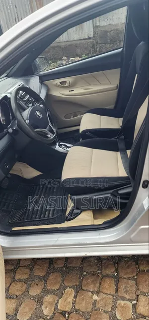 Toyota Yaris L Hatchback 5dr 2016 Silver