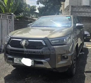 Photo - Toyota Hilux 2021 Brown