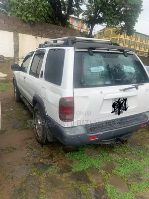 Nissan Pathfinder 1999 White