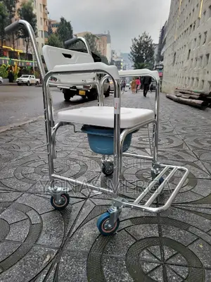 Photo - Bedside Commode Chair男፰wheels Has 3-in-1 Multi-Function9三pot Chair