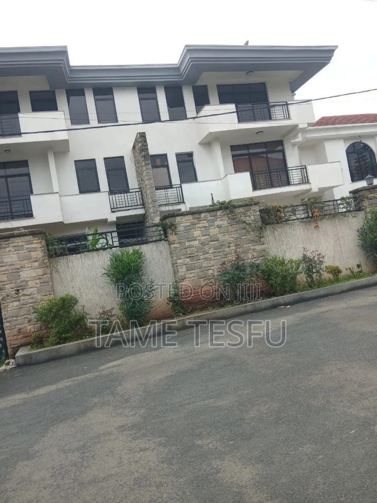 Furnished 10bdrm House in ሀያት ዞን, Bole for sale