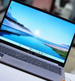 New Laptop Lenovo 8GB AMD Ryzen 5 SSD 512GB